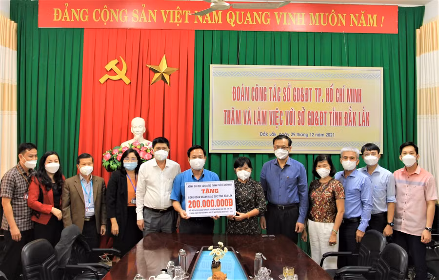 gành GD TP HCM trao tặng 200 triệu đồng hỗ trợ nhà giáo, người lao động có hoàn cảnh khó khăn của tỉnh Đắk Lắk.