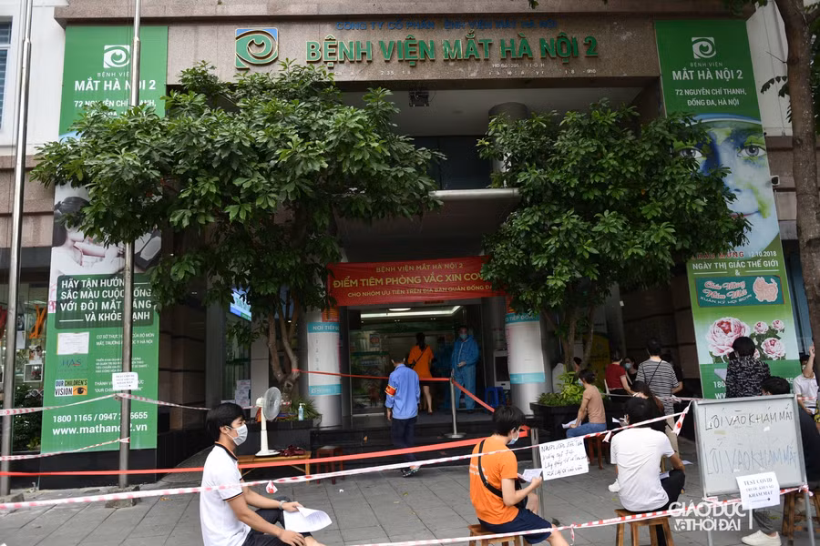 Bệnh viện Mắt Hà Nội 2 (72 Nguyễn Chí Thanh, Đống Đa) được cho là một trong những điểm tiêm vắc xin sạch đẹp bậc nhất Hà Nội hiện nay.
