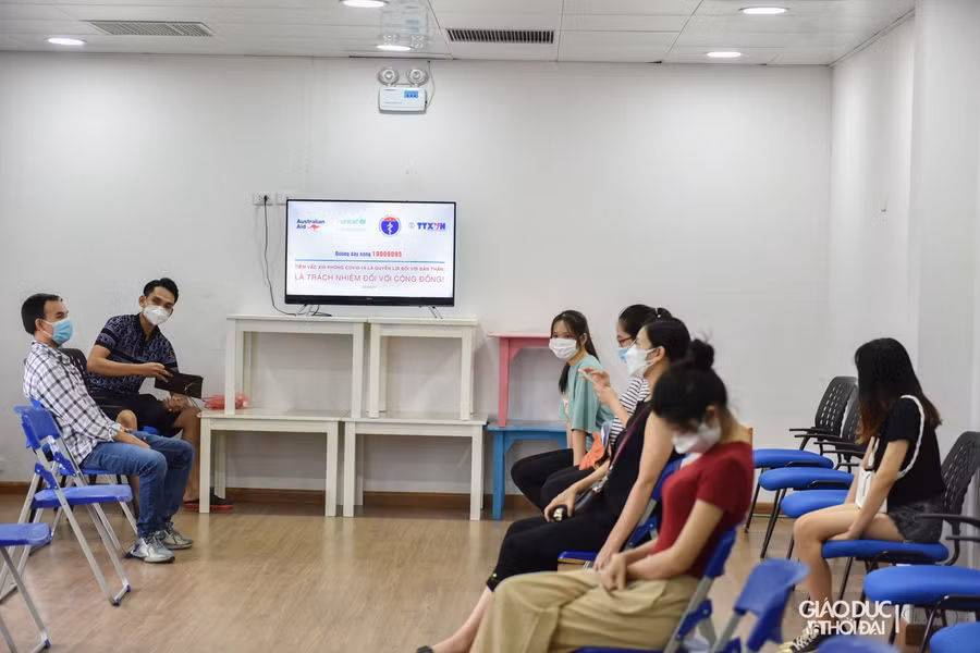 Ngày trước đó, Viện được phân bổ tiêm Vero Cell. Đại diện Bệnh viện Mắt Hà Nội 2 cho biết, mỗi ngày quận Đống Đa giao chỉ tiêu cho Viện tiêm từ 700 đến 1.000 mũi.