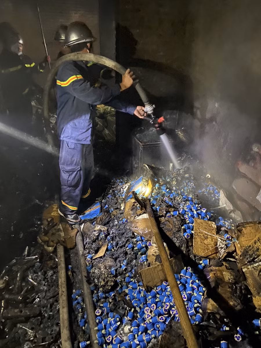 Tầng 1 của căn nhà chứa nhiều vật liệu dễ cháy nên ngọn lửa bùng lên rất nhanh.