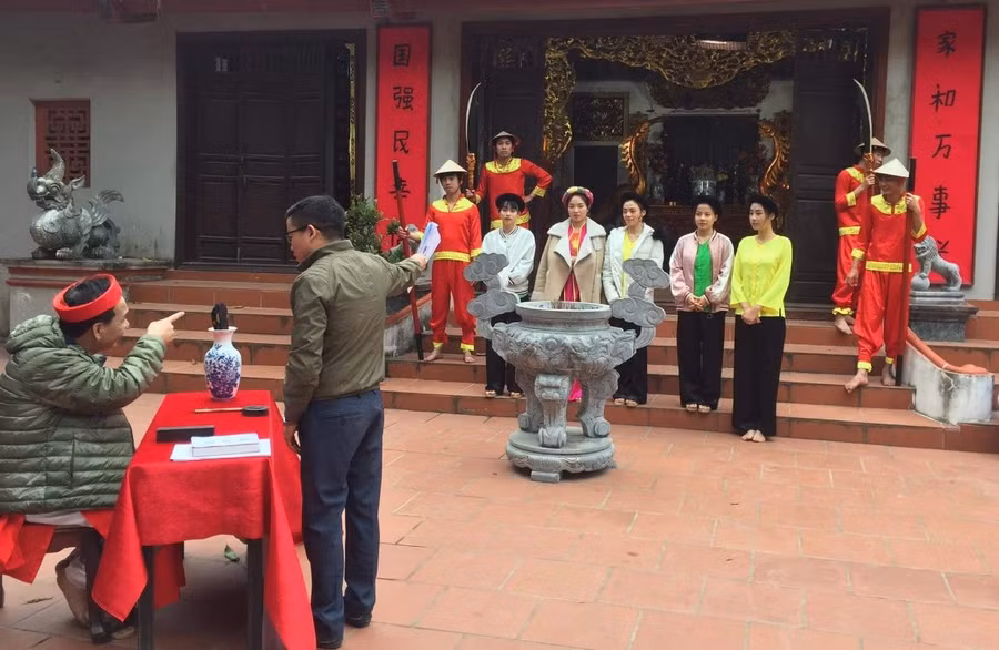 Các sinh viên của trường tham gia đóng phim "Làng Tễu", đạo diễn nhà nghiên cứu văn hóa Nguyễn Đắc Tới