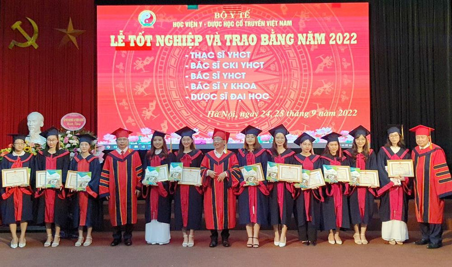 Lãnh đạo Học viện Y Dược học cổ truyền Việt Nam trao giấy khen cho các sinh viên có thành tích học tập xuất sắc.