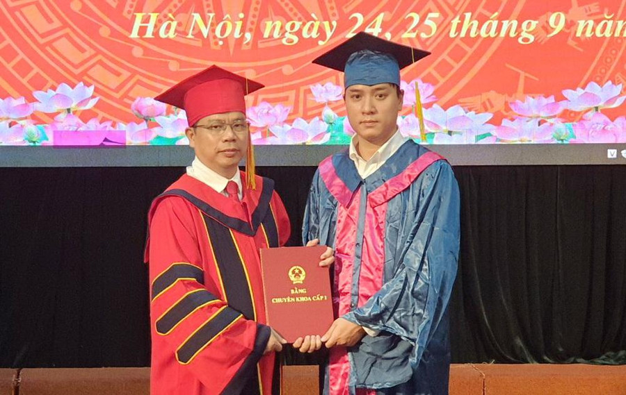 PGS.TS Nguyễn Quốc Huy trao bằng tốt nghiệp cho các tân bác sĩ.