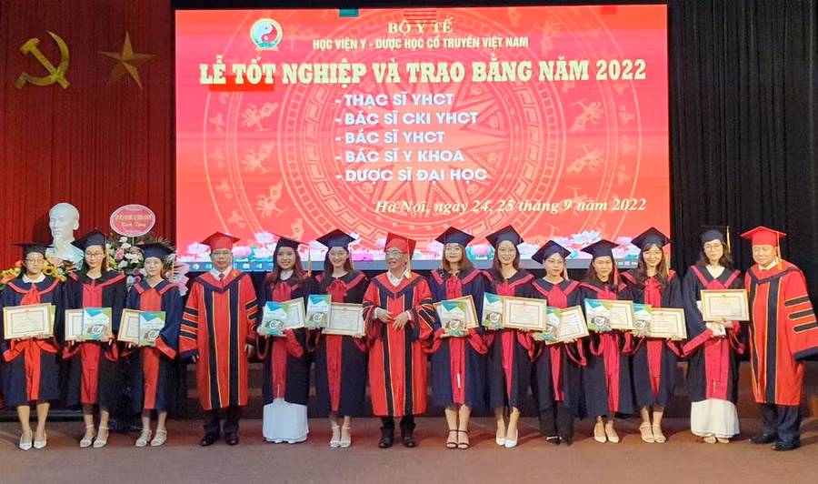 Lãnh đạo Học viện Y Dược học cổ truyền Việt Nam trao giấy khen cho các sinh viên có thành tích học tập xuất sắc.