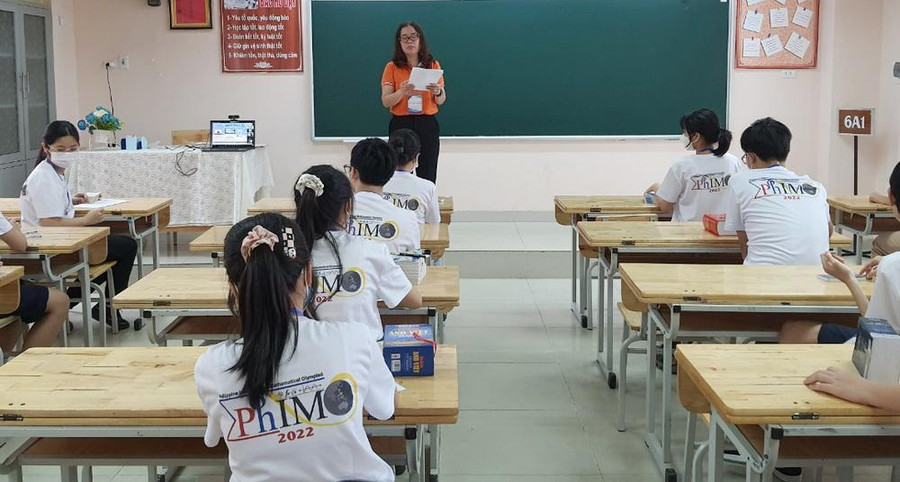 Giám thị phổ biến Quy chế thi. Giám thị phổ biến Quy chế thi.