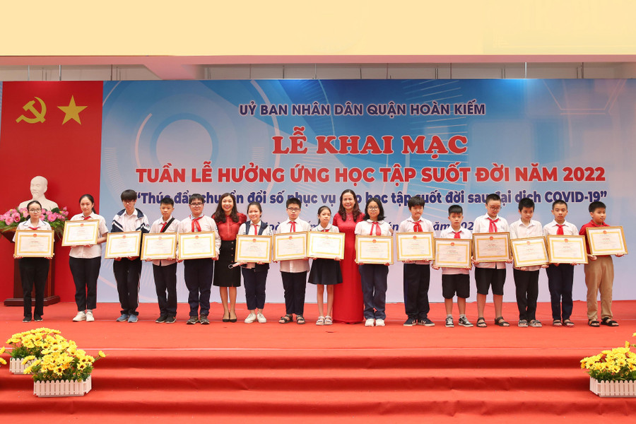 Khen thưởng cho các học sinh vượt khó học tập tốt. Khen thưởng cho các học sinh vượt khó học tập tốt.