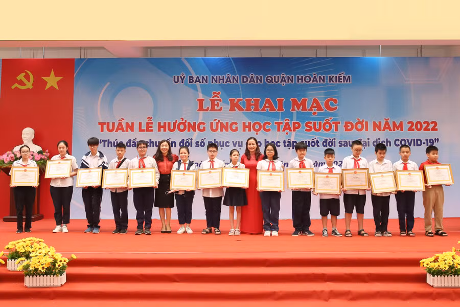Khen thưởng cho các học sinh vượt khó học tập tốt. Khen thưởng cho các học sinh vượt khó học tập tốt.