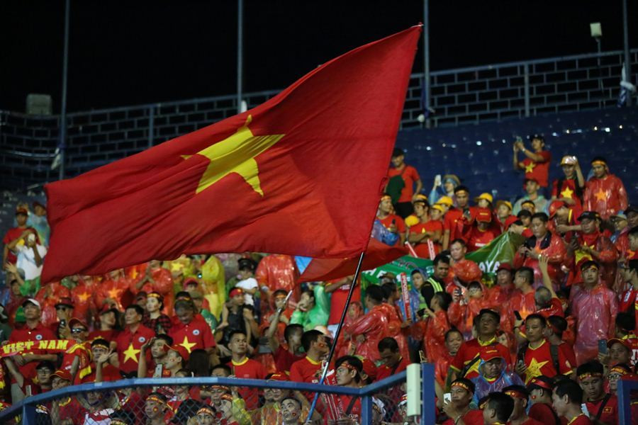 Cờ đỏ sao vàng biểu tượng của chiến thắng lại tung bay trên đất Thái Lan. Cờ đỏ sao vàng biểu tượng của chiến thắng lại tung bay trên đất Thái Lan.