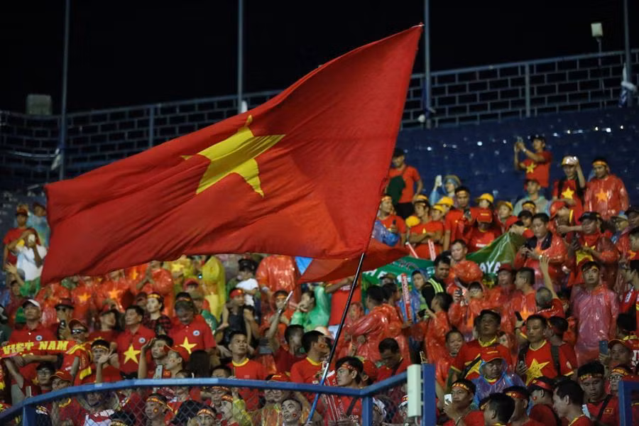 Cờ đỏ sao vàng biểu tượng của chiến thắng lại tung bay trên đất Thái Lan.