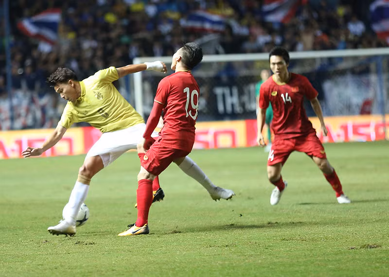 Quang Hải, ngôi sao sáng nhất của tuyển Việt Nam luôn bị các cầu thủ Thái Lan phạm lỗi.