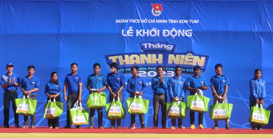 Tỉnh đoàn Kon Tum trao 10 túi an sinh cho các đoàn viên, thanh niên dân tộc thiểu số khó khăn… Tỉnh đoàn Kon Tum trao 10 túi an sinh cho các đoàn viên, thanh niên dân tộc thiểu số khó khăn…