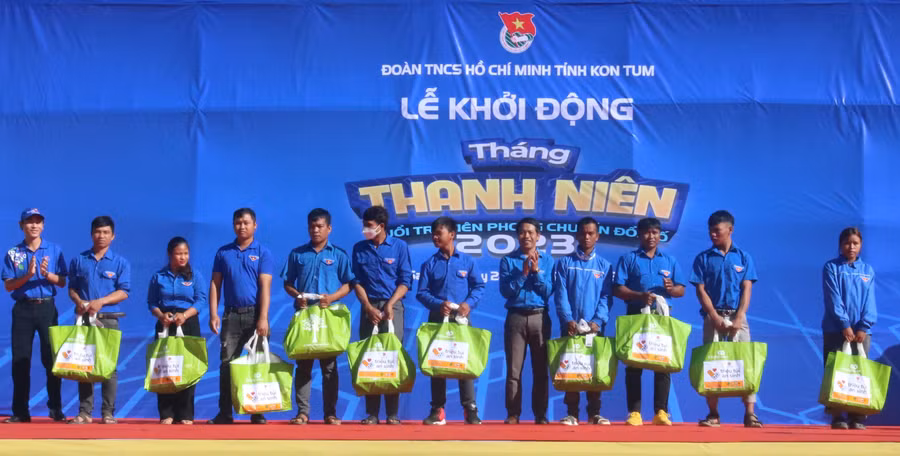 Tỉnh đoàn Kon Tum trao 10 túi an sinh cho các đoàn viên, thanh niên dân tộc thiểu số khó khăn…
