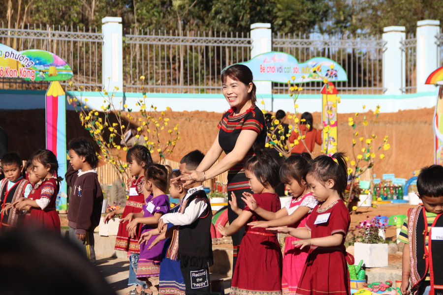 Giáo viên và học sinh với bộ trang phục truyền thống uyển chuyển trong điệu múa xoang. Giáo viên và học sinh với bộ trang phục truyền thống uyển chuyển trong điệu múa xoang.