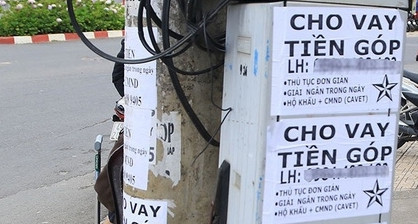Tờ rơi cho vay được dán trên các cột điện. Ảnh minh hoạ. Tờ rơi cho vay được dán trên các cột điện. Ảnh minh hoạ.