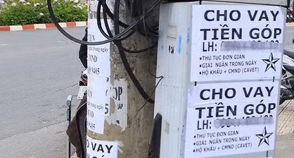 Tờ rơi cho vay được dán trên các cột điện. Ảnh minh hoạ.