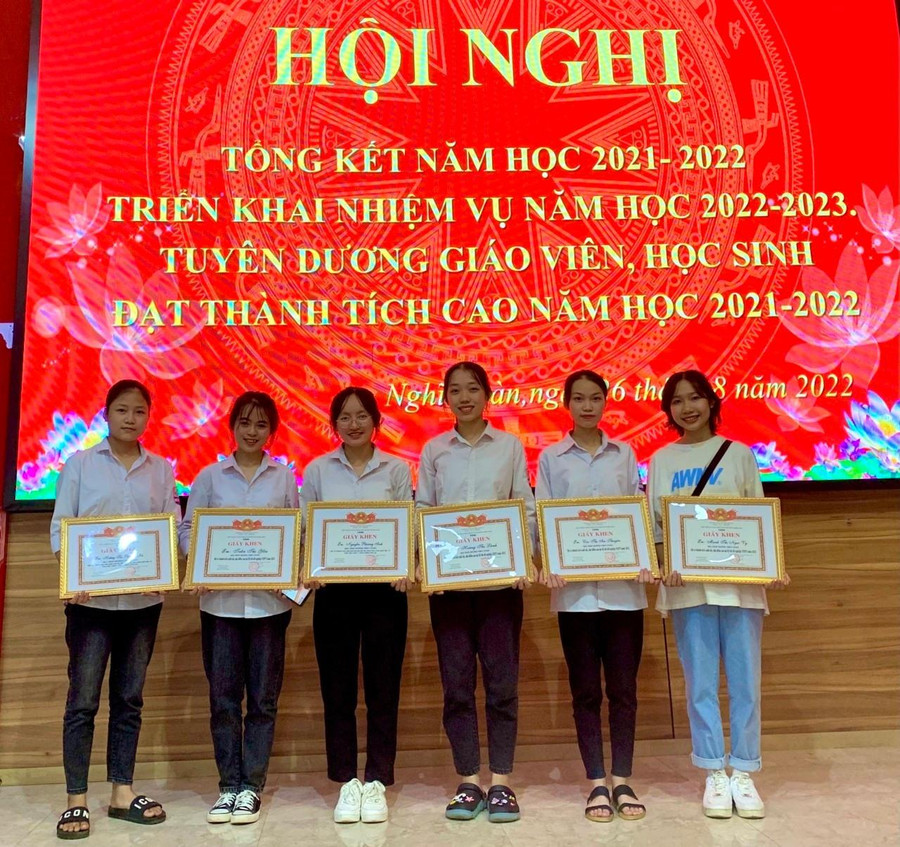 Em Cao Thị An Thuyên (người thứ 2 từ phải sang) nhận giấy khen của huyện Nghĩa Đàn vì có thành tích cao trong năm học 2021- 2022. Em Cao Thị An Thuyên (người thứ 2 từ phải sang) nhận giấy khen của huyện Nghĩa Đàn vì có thành tích cao trong năm học 2021- 2022.