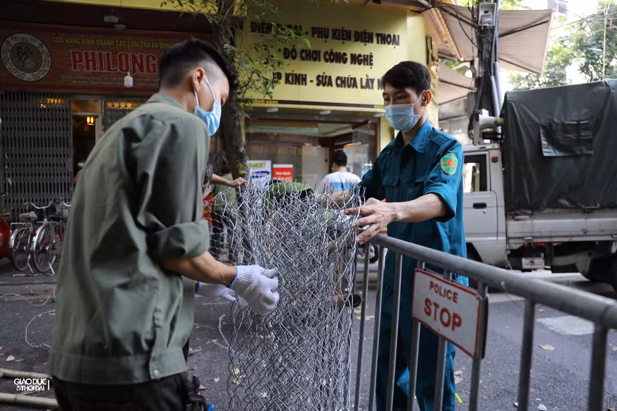 Dỡ chốt kiểm soát, hàng rào thép gai trên phố cổ Hà Nội ảnh 5