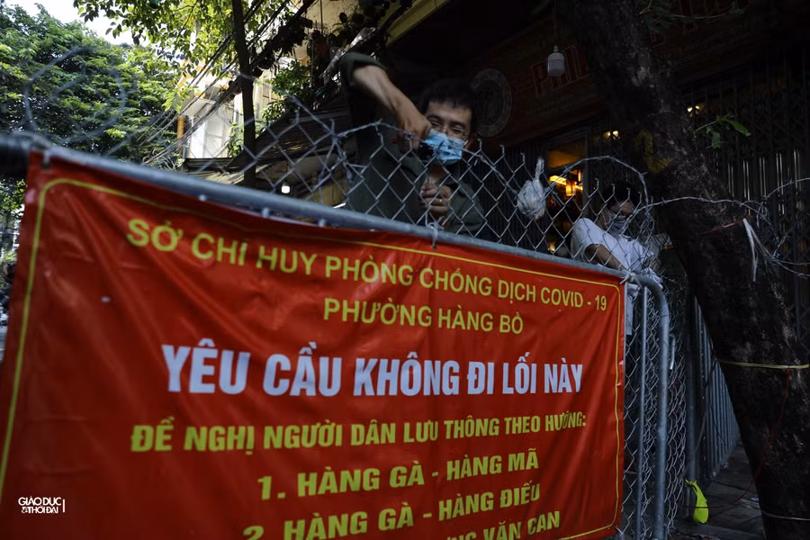Dỡ chốt kiểm soát, hàng rào thép gai trên phố cổ Hà Nội ảnh 1