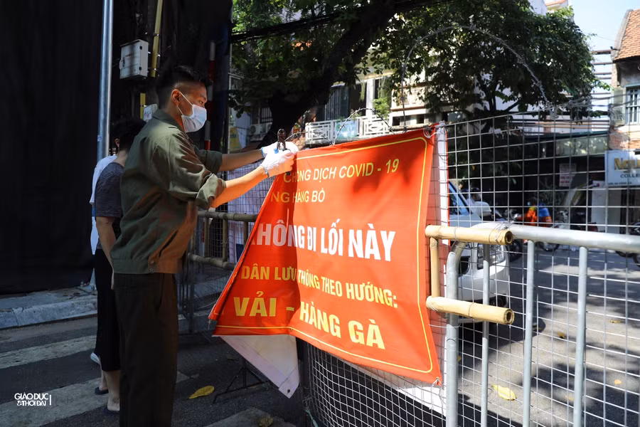 Dỡ chốt kiểm soát, hàng rào thép gai trên phố cổ Hà Nội ảnh 7