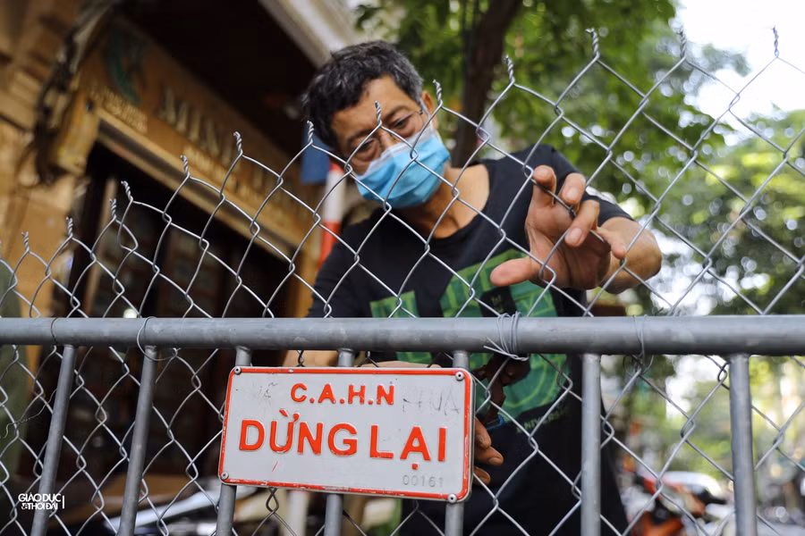 Trong ngày hôm nay 21/9 lực lượng công an phường kết hợp với các lực lượng dân phòng, tự quản bắt đầu dỡ bỏ tất cả các điểm kiểm soát cứng cũng như chốt kiểm soát ra vào trên địa bàn.