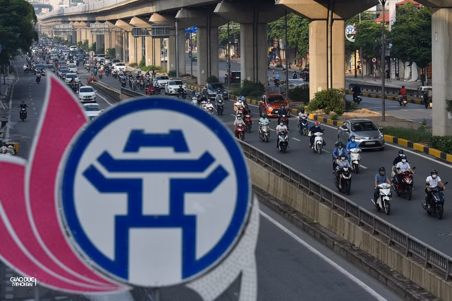 Đường phố Hà Nội đông “như nêm” trong ngày đầu nới lỏng giãn cách xã hội ảnh 1