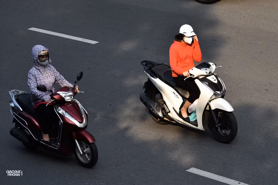 Mặc dù lượng xe lưu thông trên đường đông đúc nhưng không có hiện tượng ùn tắc kéo dài như những ngày trước khi áp dụng giãn cách xã hội. Ảnh: Tuyến đường Nguyễn Trãi.