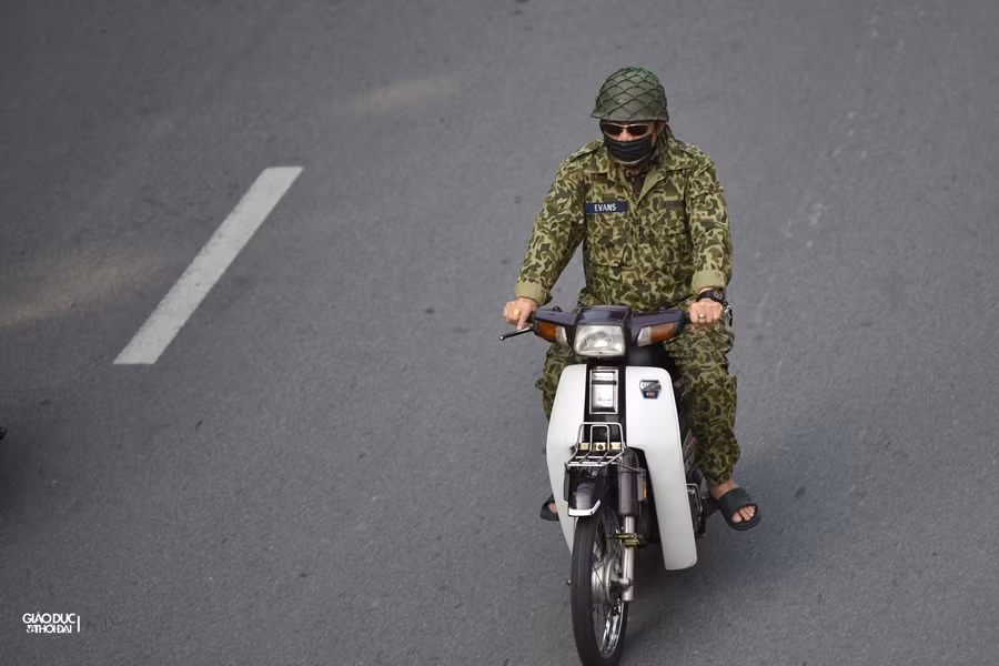 Đường phố Hà Nội đông “như nêm” trong ngày đầu nới lỏng giãn cách xã hội ảnh 5