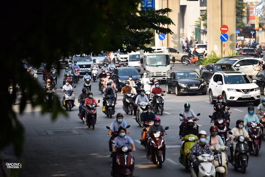 Lượng phương tiện đổ ra đường vào giờ cao điểm ngày càng đông.