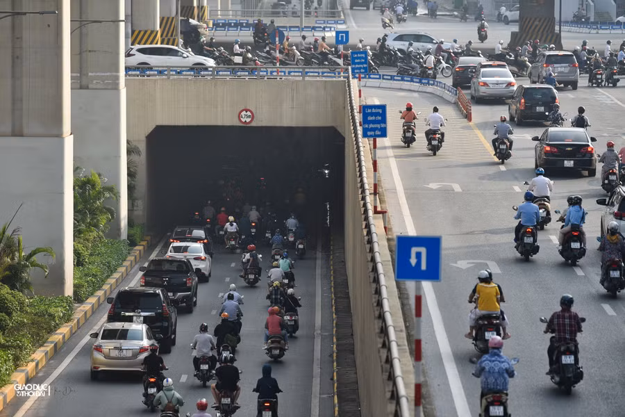 Theo chỉ thị 22 của TP Hà Nội, từ 6h ngày 21/9, các cơ quan, công sở, công ty, doanh nghiệp, tập đoàn (trừ cơ quan trung ương; các lực lượng vũ trang; lực lượng chống dịch và cơ quan ngoại giao, tổ chức quốc tế) bố trí cho cán bộ, công chức, viên chức, người lao động làm việc theo nguyên tắc 50/50 (50% tại trụ sở và 50% sử dụng công nghệ thông tin làm việc tại nhà).