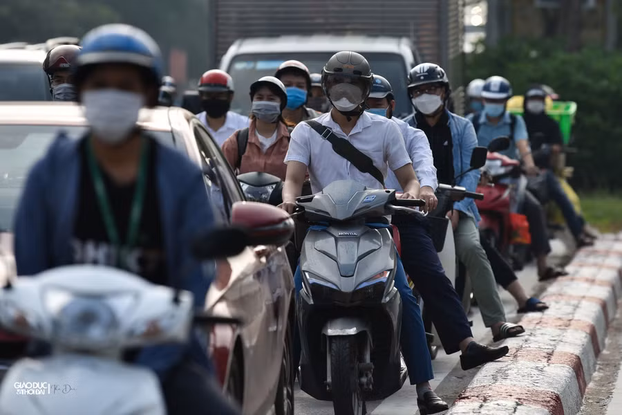 Đường phố Hà Nội đông “như nêm” trong ngày đầu nới lỏng giãn cách xã hội ảnh 13