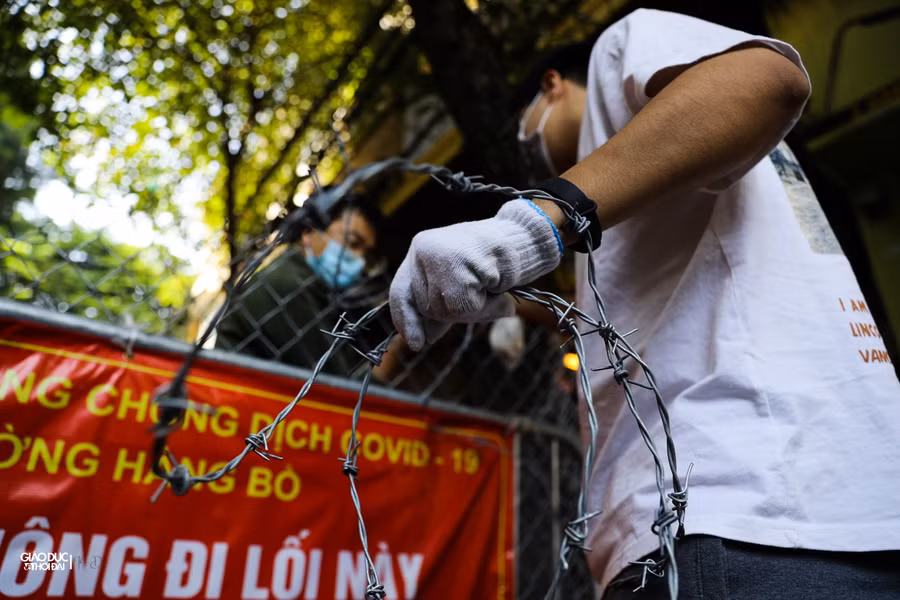 Được biết, trong thời gian hơn 2 tháng thực hiện chỉ thị 15 và 16 của Chính phủ về phòng chống dịch Covid-19, lực lượng công an phối kết hợp cùng y tế kiểm soát chặt người dân ra, vào tại 2 điểm kiểm soát mở và 9 chốt cứng trên địa bàn phường.