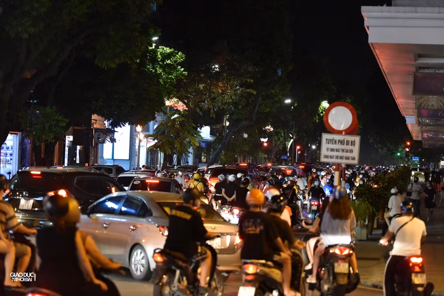 Đêm Trung thu, mọi ngả đường vào trung tâm Hà Nội đông nghẹt người ảnh 5
