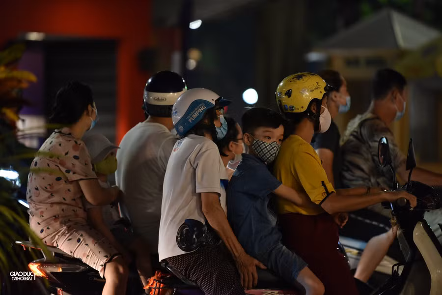 Mặc dù thành phố khuyến cáo người dân không ra đường khi không cần thiết, nhưng tình trạng tập trung đông người vẫn xảy ra ở các phố xung quanh hồ Hoàn Kiếm và các tuyến phố trung tâm Thủ đô vào tối nay.