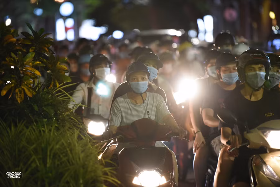 Dòng người chen chân đổ dồn về hồ Gươm. Tuyến đường phố Huế - Hàng Bài hướng hồ Gươm xảy ra tình trạng ùn ứ phương tiện.