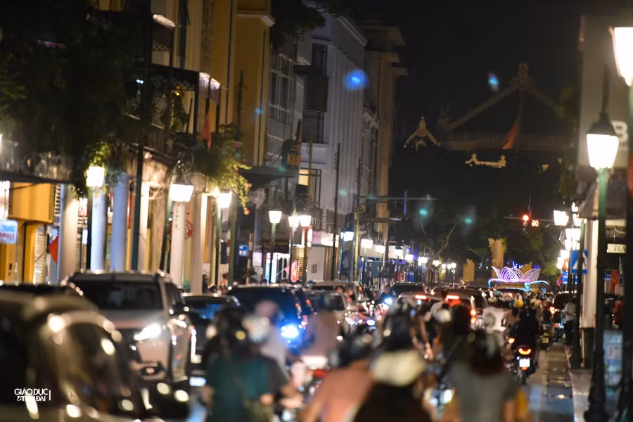Đêm Trung thu, mọi ngả đường vào trung tâm Hà Nội đông nghẹt người ảnh 7