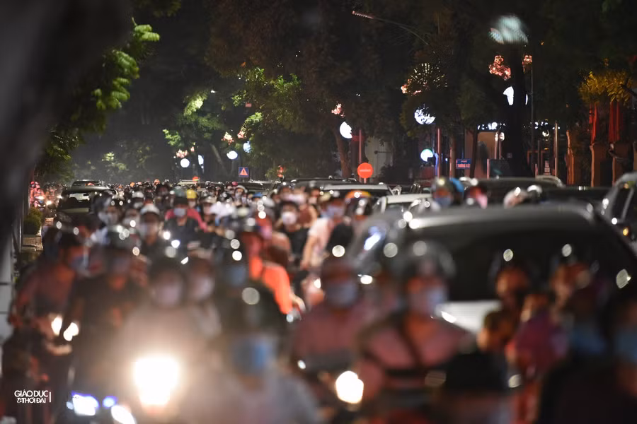 Đêm Trung thu, mọi ngả đường vào trung tâm Hà Nội đông nghẹt người ảnh 4