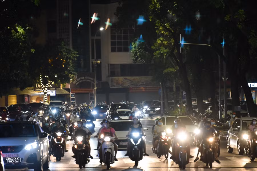 Càng về đêm, nhiều tuyến đường trong nội thành Hà Nội lại càng trở nên đông đúc hơn.