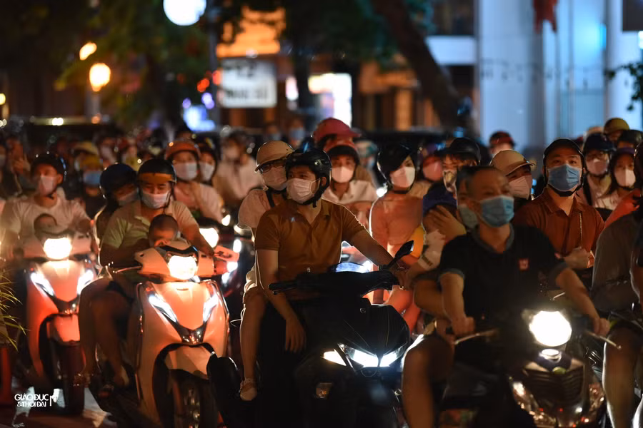 Nhiều gia đình cho cả con nhỏ đi ra ngoài đường đêm Trung thu.