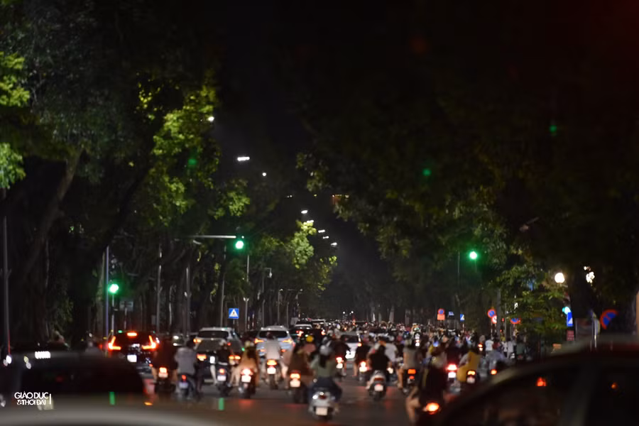 Đêm Trung thu, mọi ngả đường vào trung tâm Hà Nội đông nghẹt người ảnh 10