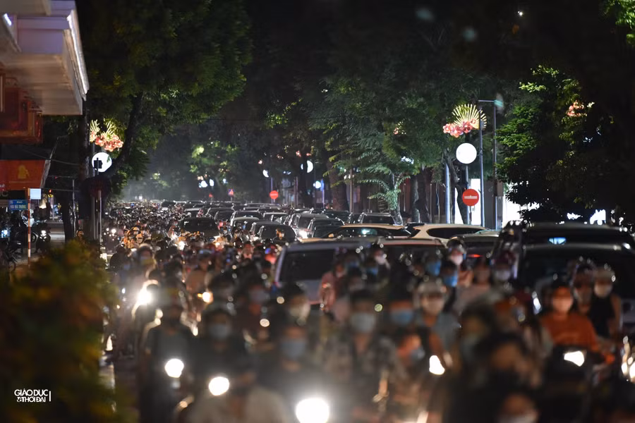 Đêm Trung thu, mọi ngả đường vào trung tâm Hà Nội đông nghẹt người ảnh 11