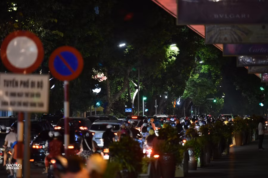 Ghi nhận của PV lúc 21h tại khu vực Tràng Tiền, lượng phương tiện dồn về rất đông.