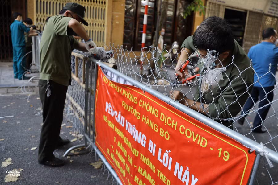 Thiếu tá Nguyễn Mạnh Thuyên, Phó Trưởng Công an phường Hàng Bồ (Hà Nội) cho biết: Thực hiện theo quyết định của UBND TP. Hà Nội cũng như Giám đốc Công an về dỡ bỏ các điểm kiểm soát dịch Covid-19 từ 6h sáng ngày 21/9.