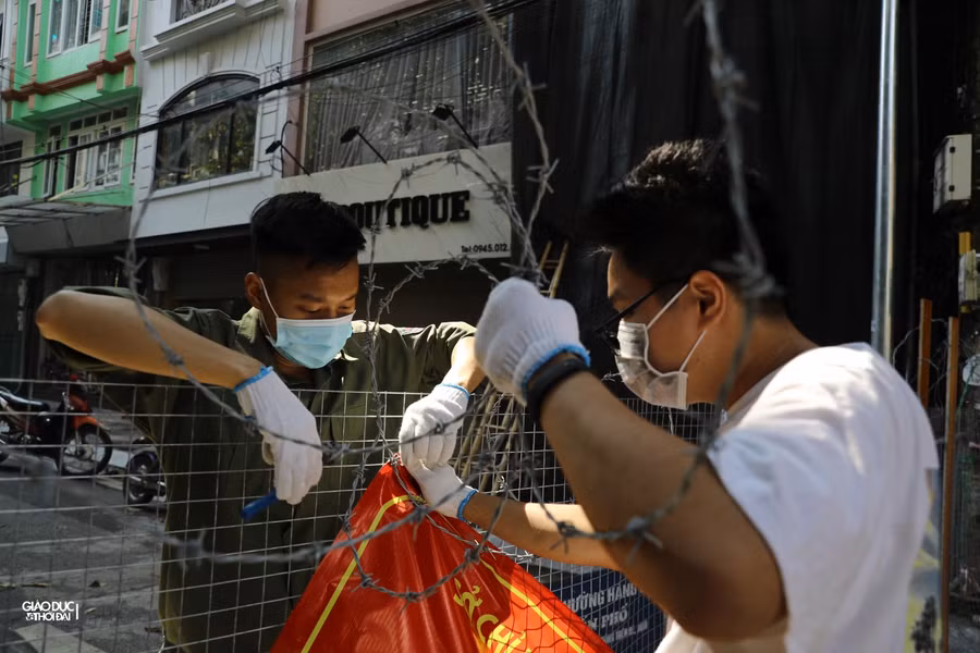 Dỡ chốt kiểm soát, hàng rào thép gai trên phố cổ Hà Nội ảnh 9