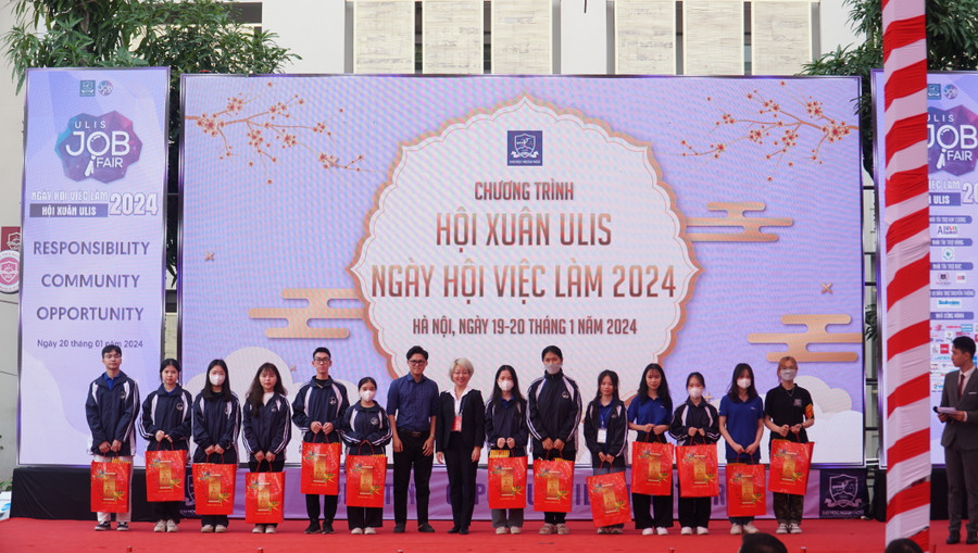 Chương trình cũng quyên góp được hơn 200 triệu ủng hộ hoạt động tặng vé xe về quê ăn Tết cho học sinh sinh viên có hoàn cảnh khó khăn. Chương trình cũng quyên góp được hơn 200 triệu ủng hộ hoạt động tặng vé xe về quê ăn Tết cho học sinh sinh viên có hoàn cảnh khó khăn.