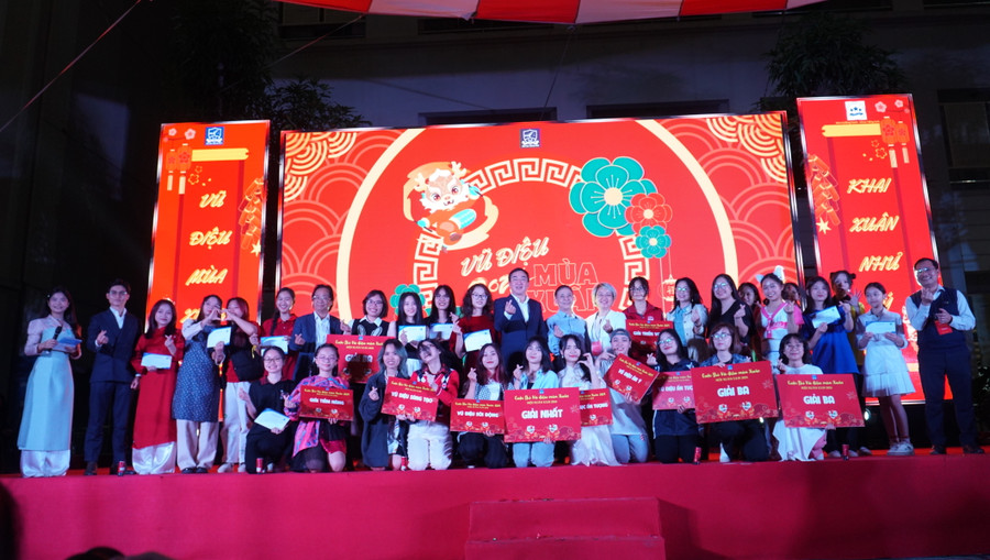 Chương trình “Hội Xuân ULIS 2024” là sự kiện gắn kết thông qua nhiều hoạt động, không gian trải nghiệm văn hóa cho cán bộ, học sinh, sinh viên và phụ huynh trong và ngoài Trường. Chương trình “Hội Xuân ULIS 2024” là sự kiện gắn kết thông qua nhiều hoạt động, không gian trải nghiệm văn hóa cho cán bộ, học sinh, sinh viên và phụ huynh trong và ngoài Trường.