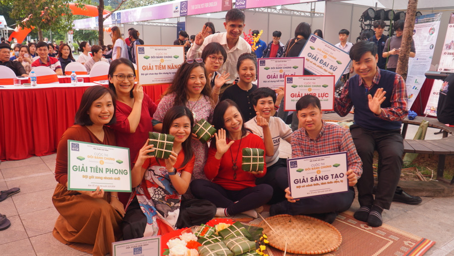 Thi gói bánh chưng và Cuộc thi nhảy Vũ điệu Mùa Xuân của cán bộ và học sinh sinh viên với 29 đội thi. Thi gói bánh chưng và Cuộc thi nhảy Vũ điệu Mùa Xuân của cán bộ và học sinh sinh viên với 29 đội thi.