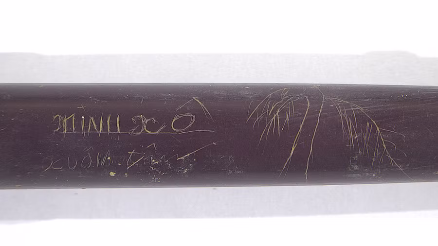 Chiếc bút máy có khắc chữ trên thân. Ảnh: Xuân Diện