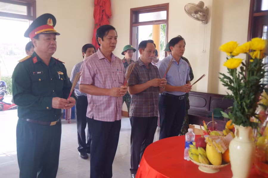 Ban Chỉ đạo 515 tỉnh Quảng Trị đến thắp hương cho các liệt sĩ.