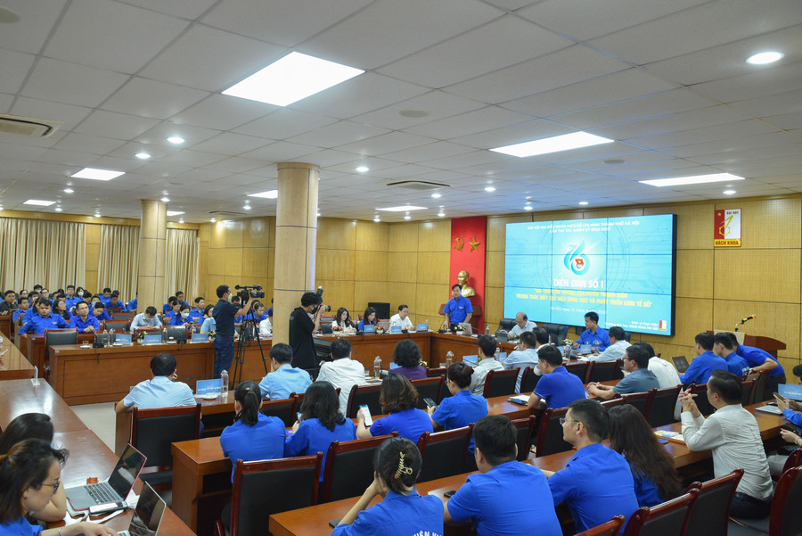 Toàn cảnh diễn đàn 'Vai trò tiên phong của Đoàn Thanh niên trong thúc đẩy đổi mới sáng tạo và phát triển kinh tế số' được diễn ra tại trường Đại học Bách khoa Hà Nội. Toàn cảnh diễn đàn 'Vai trò tiên phong của Đoàn Thanh niên trong thúc đẩy đổi mới sáng tạo và phát triển kinh tế số' được diễn ra tại trường Đại học Bách khoa Hà Nội.