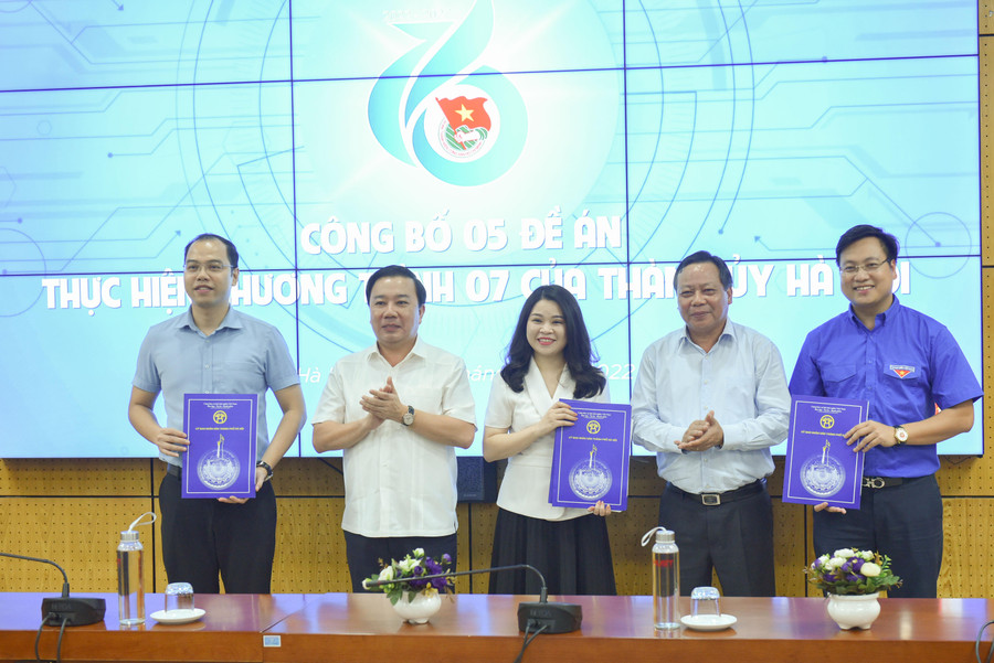 Phó Bí thư Thành ủy Hà Nội Nguyễn Văn Phong và Phó Chủ tịch UBND thành phố Hà Nội Chử Xuân Dũng trao quyết định thực hiện 5 đề án trong Chương trình số 07-CTr/TU cho Thành đoàn Hà Nội. Phó Bí thư Thành ủy Hà Nội Nguyễn Văn Phong và Phó Chủ tịch UBND thành phố Hà Nội Chử Xuân Dũng trao quyết định thực hiện 5 đề án trong Chương trình số 07-CTr/TU cho Thành đoàn Hà Nội.